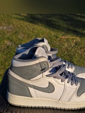 Air Jordan 1 Retro High OG 'Stealth' size 6.5Y ( womens 8)